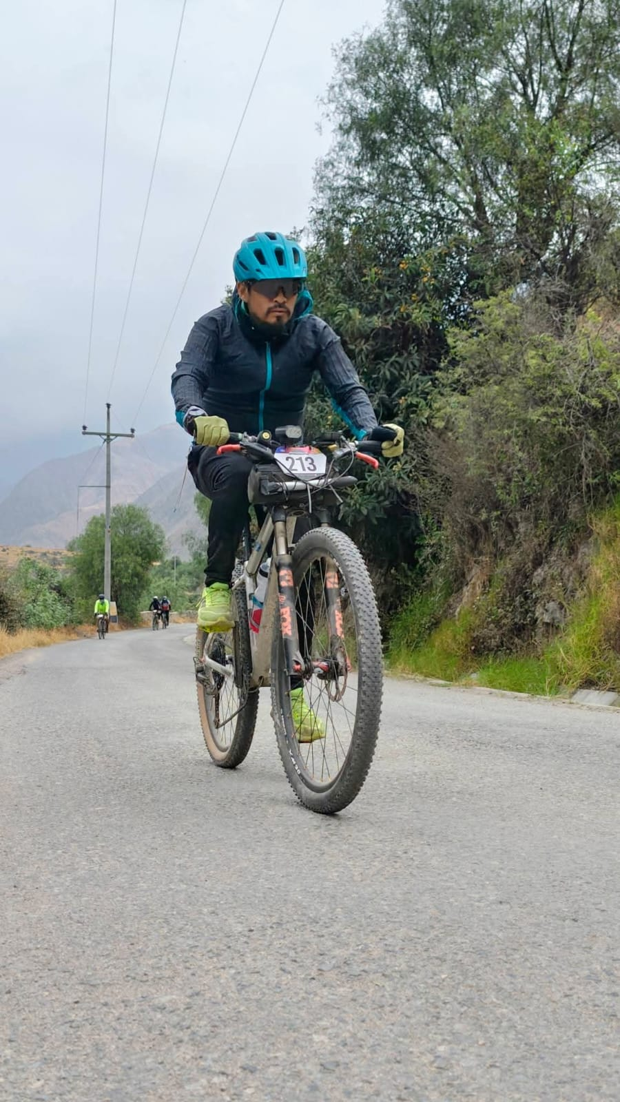 Wilfredo Lope participando en una ruta de ciclismo